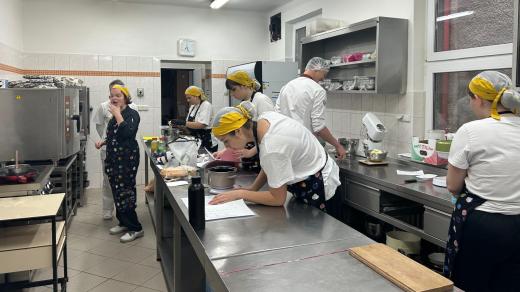Studenti přerovské střední školy gastronomie a služeb z oboru cukrář skládají závěrečné zkoušky
