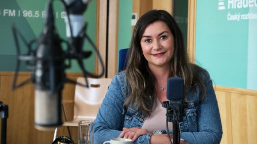 Lucie Václavková ve studiu Českého rozhlasu Hradec Králové