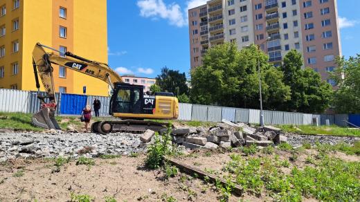 Město zahájilo stavbu třípodlažního parkoviště vedle obchodního centra Atom