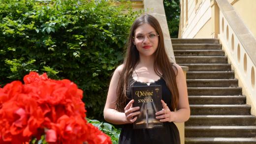 Magdalena Paťhová se svým románem Věčné světlo