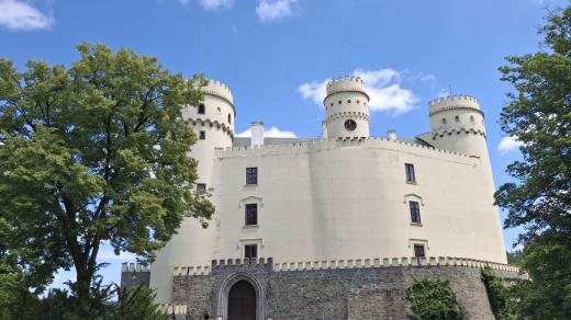 Zámek Orlík nad Vltavou působí trochu jako pevnost