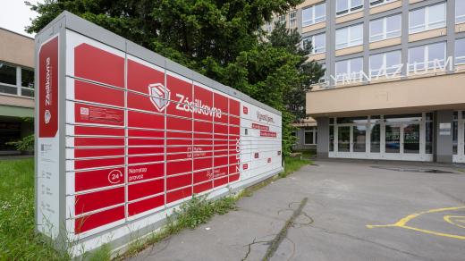 Samoobslužný výdejní box u Gymnázia Dašická v Pardubicích