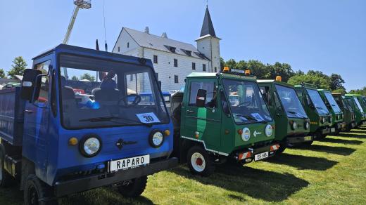 Sraz unikátních vozů Multicar k zámku v Přísece na Jihlavsku