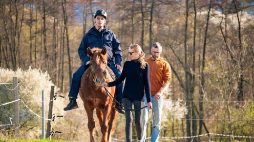 Terapeutické jízdy na koni byly prvním projektem Zajíčka na koni