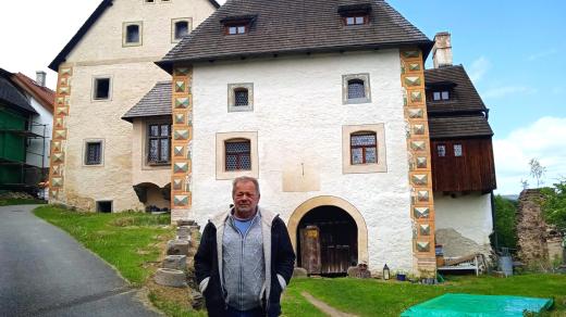 Zdeněk Švejda před tvrzí v Drslavicích