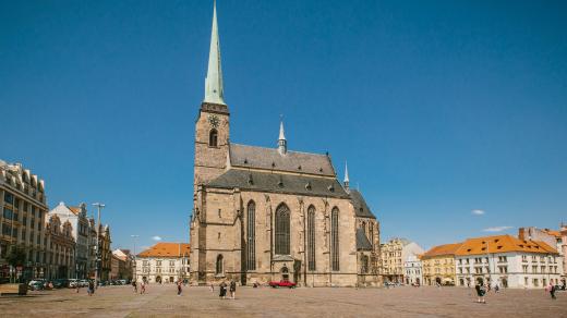 Plzeňské náměstí Republiky s katedrálou svatého Bartoloměje uprostřed