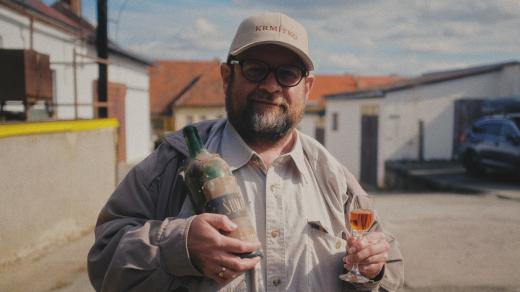 Vůbec nejstarší lahev Šumavského bylinného s datem výroby 25. 7. 1962 nalezená v márnici kostela sv. Voršily na Blatensku