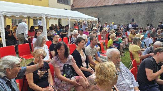 Na zahradě Šrámkova domu v Sobotce před slavnostním zahájením festivalu