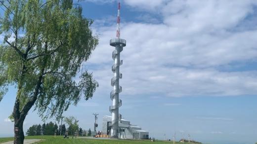 Nový Hrádek otevřel turistické informační centrum u rozhledny vybudované z tubusu větrné elektrárny