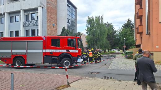 Hasiči likvidující v areálu vysokoškolských kolejí Univerzity Palackého v Olomouci uniklou kyselinu