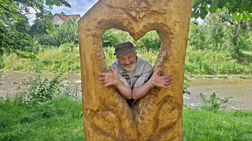 Jiří Cieslar u jednoho z jeho děl, která vznikla v jednotlivých ročnících Jablunkovských dvorků