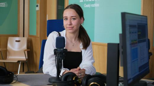 Arina Ilemská ve studiu Českého rozhlasu Hradec Králové