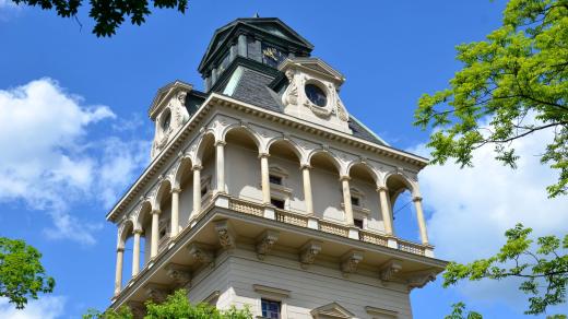 Ochoz na krakorcích, vikýře a hodiny na zvonici