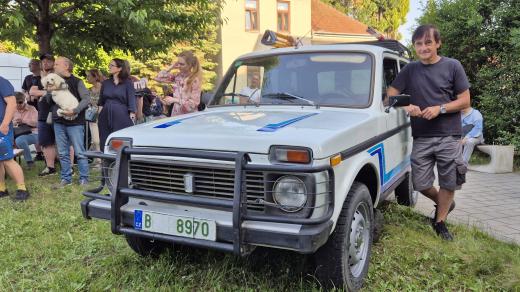 Tohle auto znáte ze seriálu Návštěvníci. Lada Niva a její majitel Martin Šopf