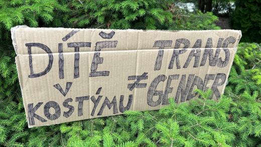 Transparent, protest proti zrušení plánované akce jedné ze základních škol s názvem "Kluk v sukni, holka v saku"