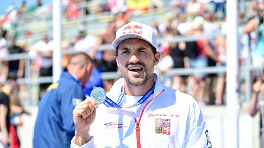 Martin Fuksa se stříbrnou medailí po závodě na 1000 metrů na mistrovství Evropy v Račicích