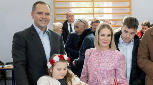 Jeden z favoritů polských voleb, Karol Nawrocki, při odevzdání hlasu