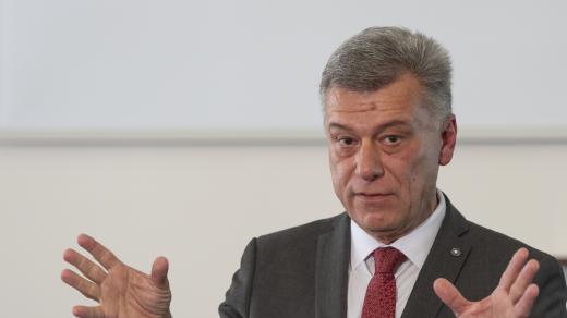 Ministr v demisi Pavel Blažek (ODS) na tiskové konferenci, na které vysvětloval kauzu bitcoinů