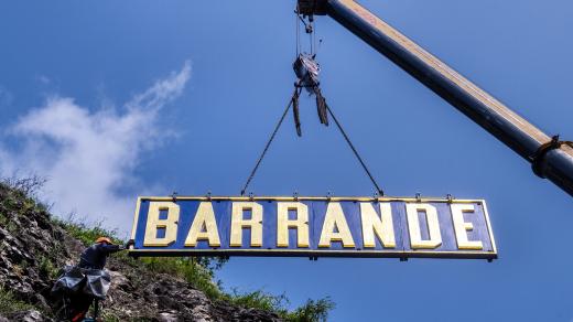 Na Barrandovskou skálu se s pomocí jeřábu vrátila zrestaurovaná pamětní deska Barrande