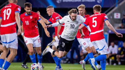 Nick Woltemade v obležení českých obránců