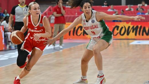 Česká basketbalistka Petra Holešínská v utkání mistrovství Evropy proti Portugalsku