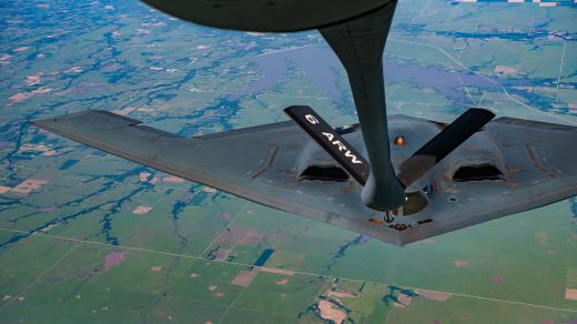 Bombardér B2 při tankování ve vzduchu