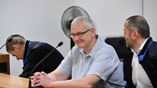 Obžalovaný Radek Březina (uprostřed) v síni pobočky Krajského soudu Brno, který se zabýval případem vynášení informací z Celní správy členům takzvané lihové mafie kolem Březiny