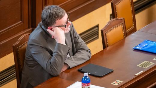 Zbyněk Stanjura ve Sněmovně během projevu Andreje Babiše ohledně bitcoinové kauzy