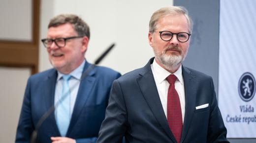 Zleva ministr financí Zbyněk Stanjura (ODS) a premiér Petr Fiala (ODS) na tiskové konferenci k podepsání smlouvy o dostavbě jaderné elektrárny Dukovany