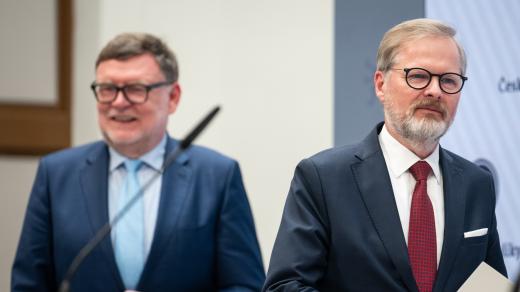 Zleva ministr financí Zbyněk Stanjura (ODS) a premiér Petr Fiala (ODS) na tiskové konferenci k podepsání smlouvy o dostavbě jaderné elektrárny Dukovany