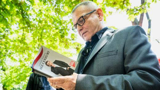 Lubomír Zaorálek na druhé straně ostrova rozdával a podepisoval svou novou publikaci