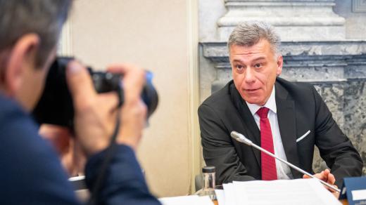 Bývalý ministr spravedlnosti Pavel Blažek na jednání vlády, kde se řešil sporný miliardový dar jeho resortu od trestaného obchodníka s drogami