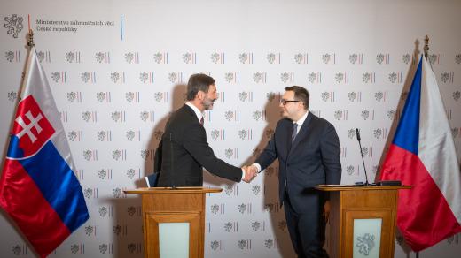 Ministr zahraničí Jan Lipavský (nestr. za ODS) a šéf slovenské diplomacie Juraj Blanár (vlevo) na tiskové konferenci po jednání