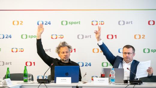 Místopředseda Rady ČT Ivan Tesař a předseda Karel Novák při hlasování o novém řediteli