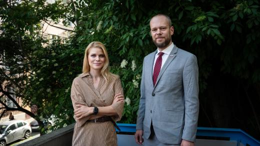 Zuzana Kovačič Hanzelová a Victor Breiner na konferenci Českého rozhlasu Plus Pravda v pohybu