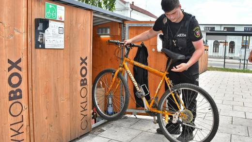 Opuštěná kola z cykloboxů v Bohumíně míří do Afriky