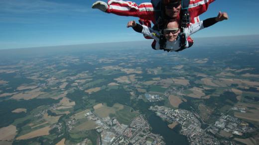 Redaktorka Lucie Hochmanová si vyzkoušela tandemový seskok s padákem