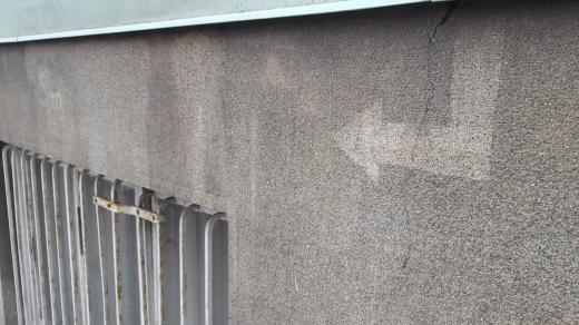 Druhá světová válka ožívá v ulicích Opavy. Šipky na domech označovaly protiletecké kryty