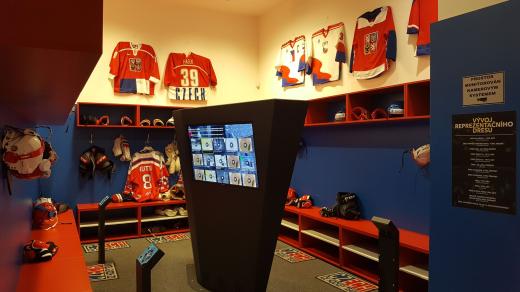 Hokejová kabina s expozicí vývoje dresů