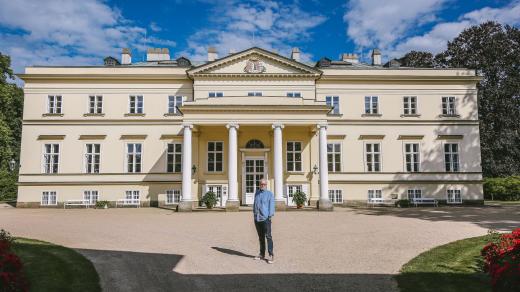 František Kinský před svým rodovým sídlem - před Novým zámkem v Kostelci nad Orlicí