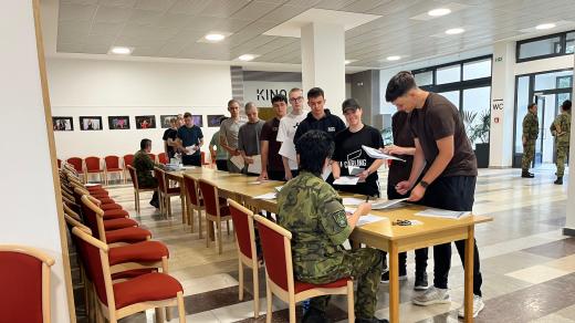 Středoškoláci se ve Vyškově chystají na vojenský výcvik