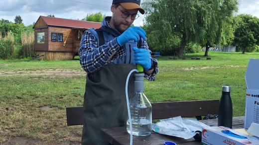 Parazitolog Jan Procházka se chystá nasávat vzorek přes ultra hustý filtr pro DNA
