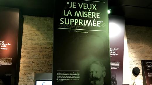Expozice představuje Victora Huga jako významnou společenskou a politickou osobnost bojující za svobodu a lidská práva