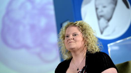Louise Brownová, první dítě ze zkumavky, v den svých 40. narozenin (25. 7. 2018)