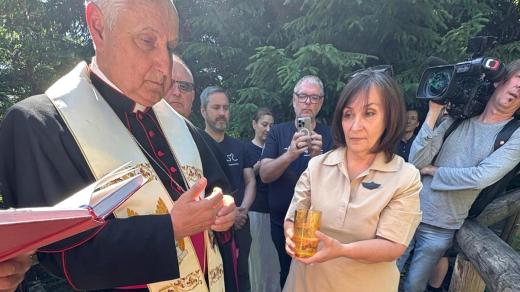 Požehnání vodě z pramene Vltavy před startem štafety