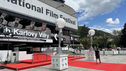 Červený koberec před hotelem Thermal v Karlových Varech