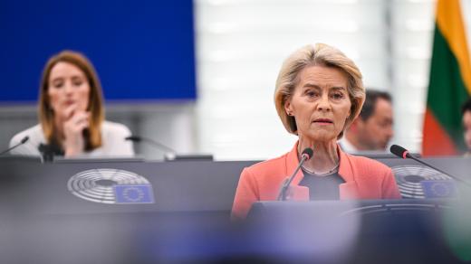 Ursula von der Leyenová v europarlamentu při hájení své funkce před hlasováním o nedůvěře (7. července 2025)