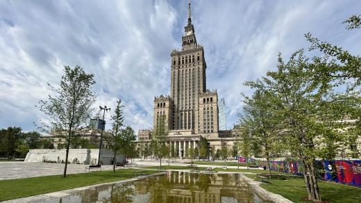 Stavba Paláce kultury a vědy stála 700 milionů zlotých. Pracovaly na ní tisíce dělníků, kteří kvůli ní nejdřív museli zbořit 170 obytných domů