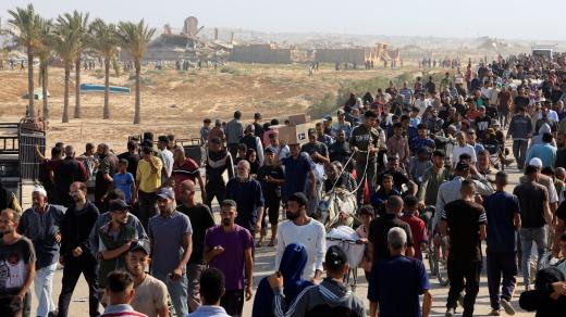 Palestinci na cestě do střediska Humanitární nadace pro pásmo Gazy v Rafáhu vydávajících humanitární pomoc v pásmu Gazy