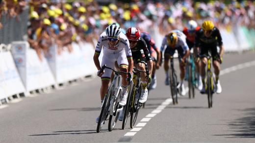 Tadej Pogačar a Jonas Vingegaard baví fanoušky cyklistiky v každé etapě letošn Tour de France